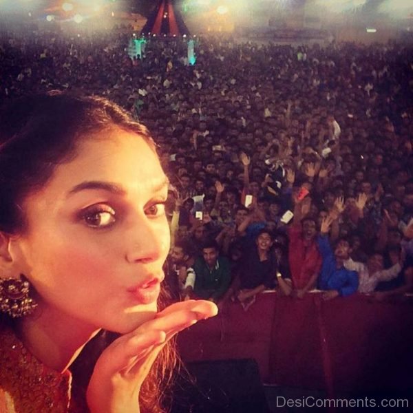 Aditi Rao Hydari Selfie With Her Fans-DC115