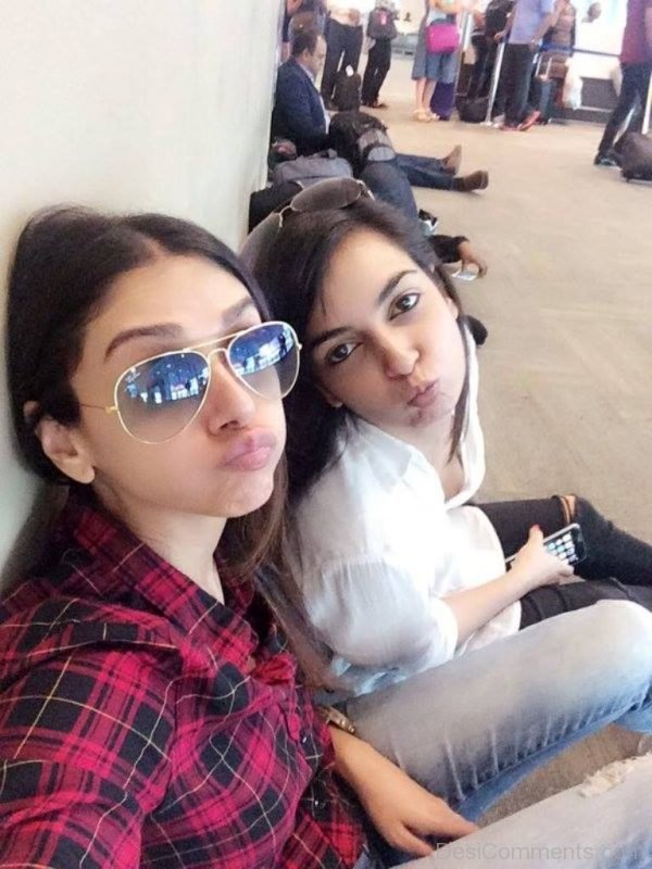 Aditi Rao Hydari Selfie With Her Friend-DC116