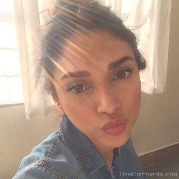 Aditi Rao Hydari Selfie With Pout-DC118