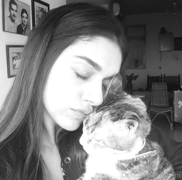 Aditi Rao Hydari With Cat-DC145