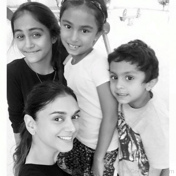 Aditi Rao Hydari With Children-DC147