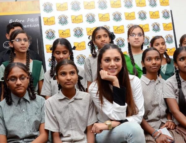 Aditi Rao Hydari With Children Image-DC146