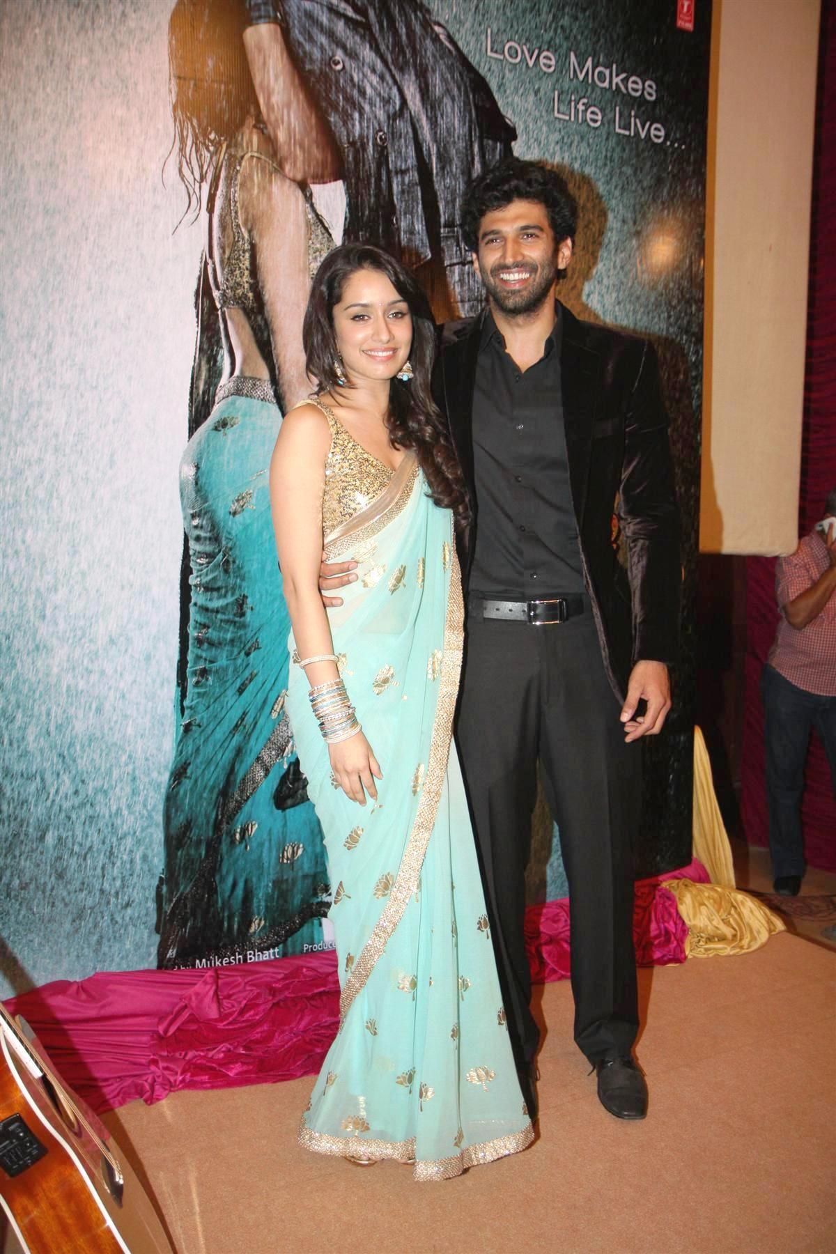 Aditya Roy Kapur And Shraddha Kapoor - DesiComments.com