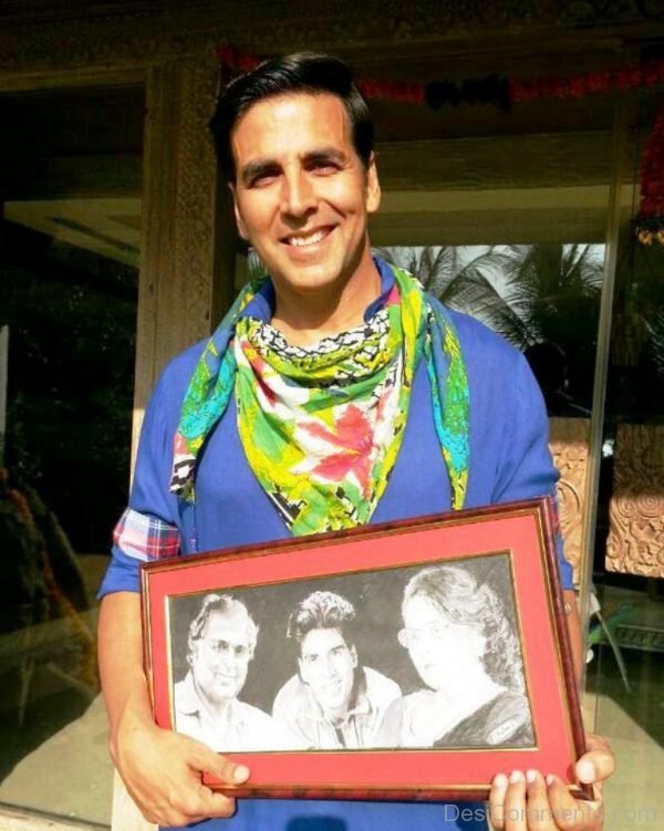 Akshay Kumar Holding Photo Frame-DC18