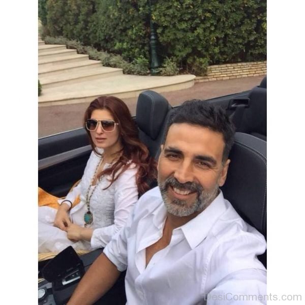 Akshay Kumar In Car With His Wife