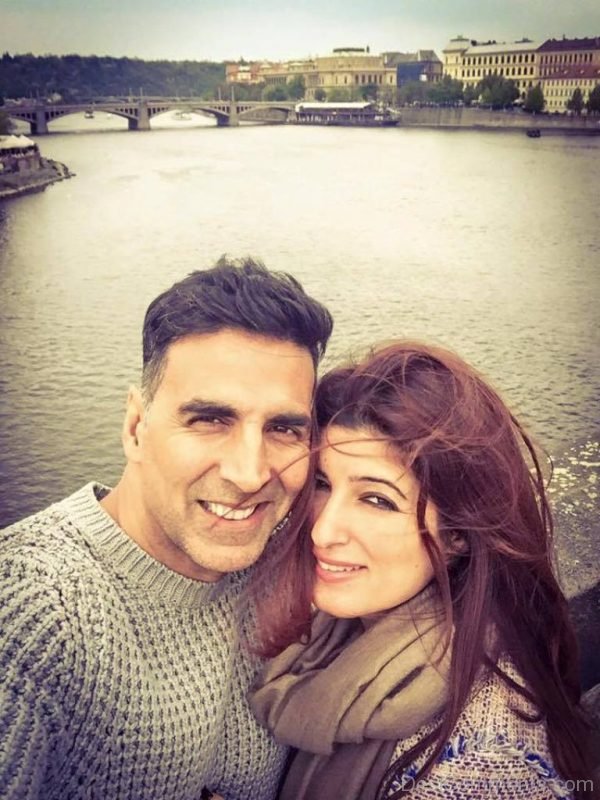 Akshay Kumar Selfie With His Wife-DC43