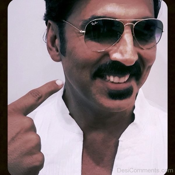 Akshay Kumar Wearing Goggles Pic-DC51