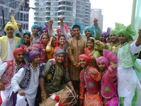 Akshay Kumar With Bhangra Team