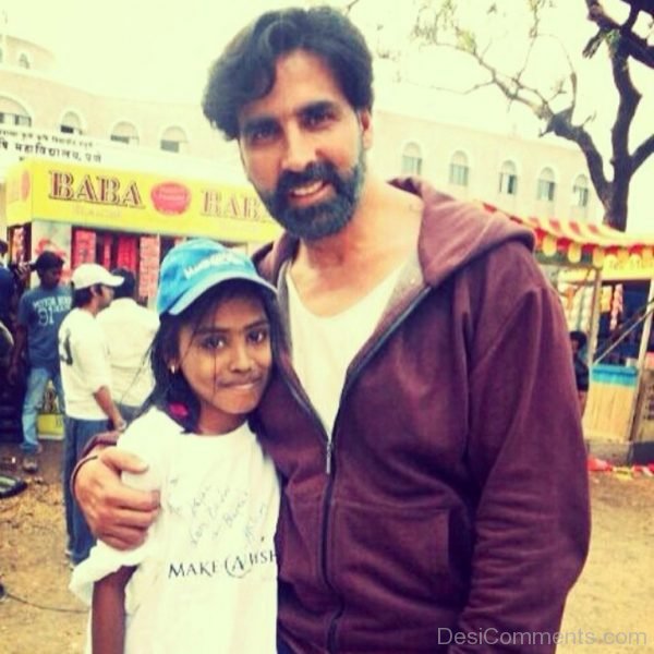 Akshay Kumar With Girl-DC65