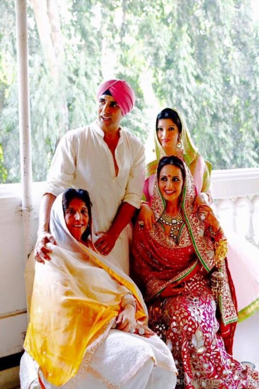 Akshay Kumar With His Family-DC67