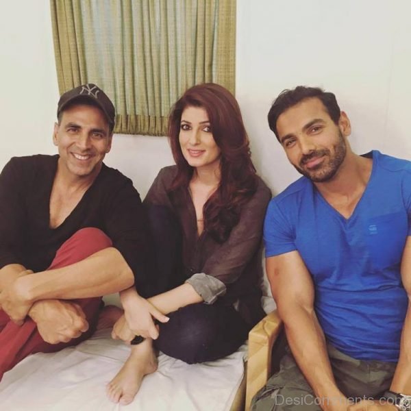 Akshay Kumar With His Wife And John-DC70