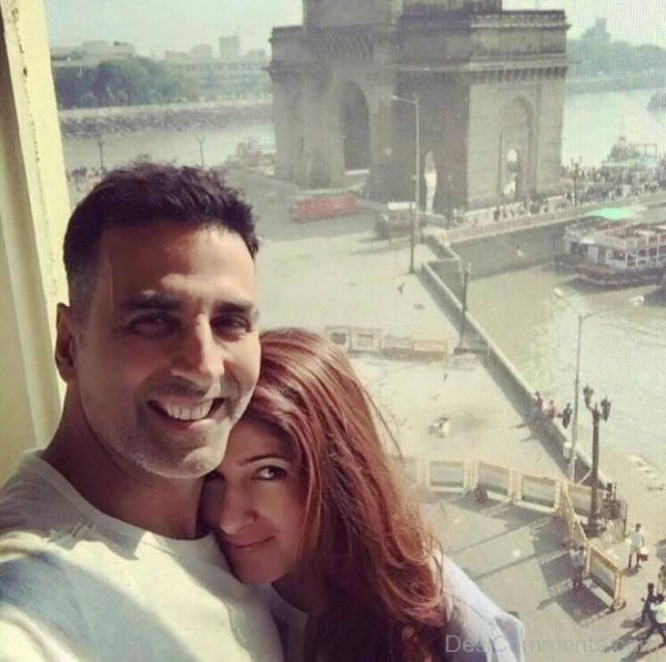 Akshay Kumar With His Wife-DC72