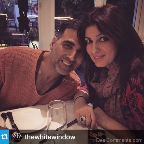 Akshay Kumar With His Wife Image