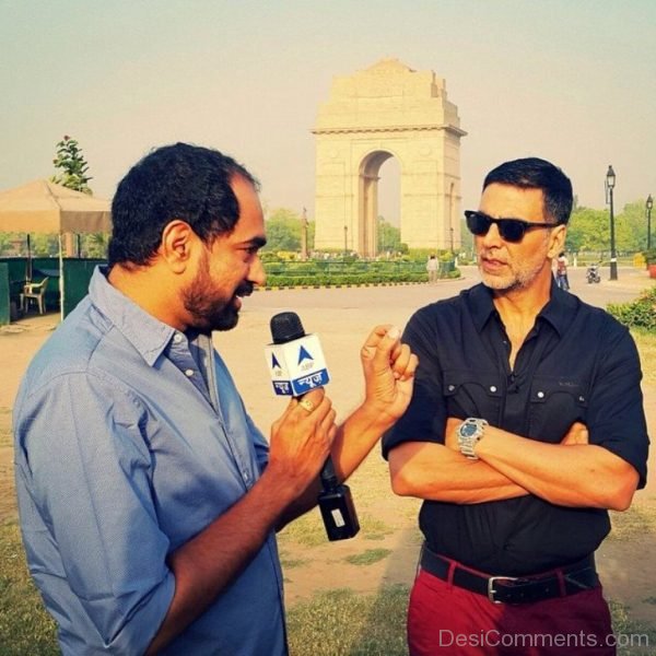 Akshay Kumar With News Reporter-DC79