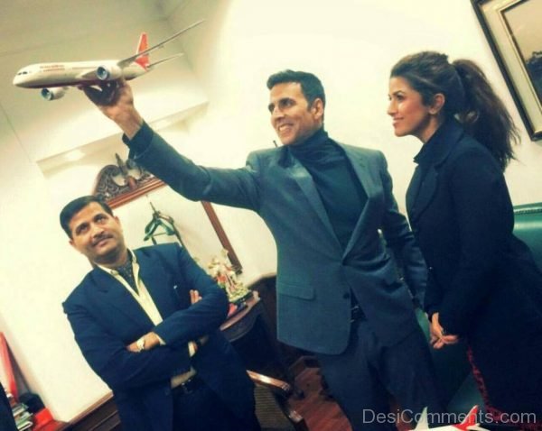 Akshay Kumar With Nimrat Kaur-DC80