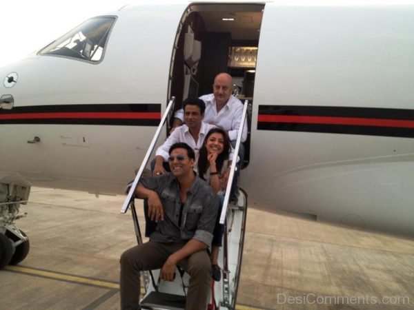 Akshay Kumar With Special Chabbis Movie Cast-