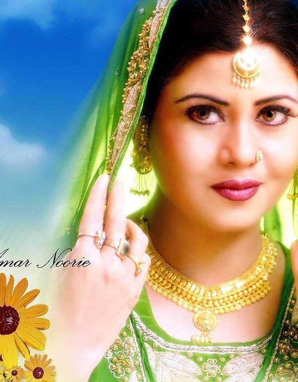 Amar Noori Wearing Gold Jewelry