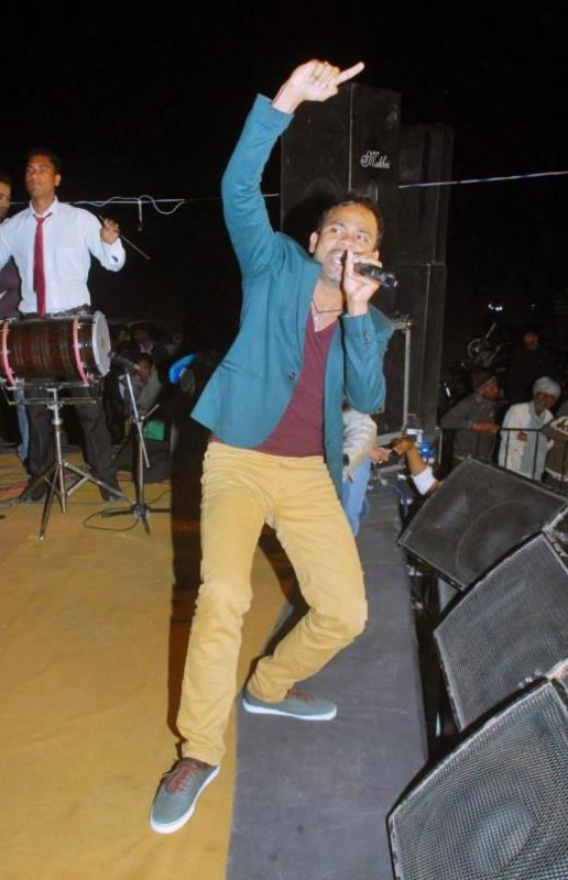 Angrej Ali Dancing During Stage Show