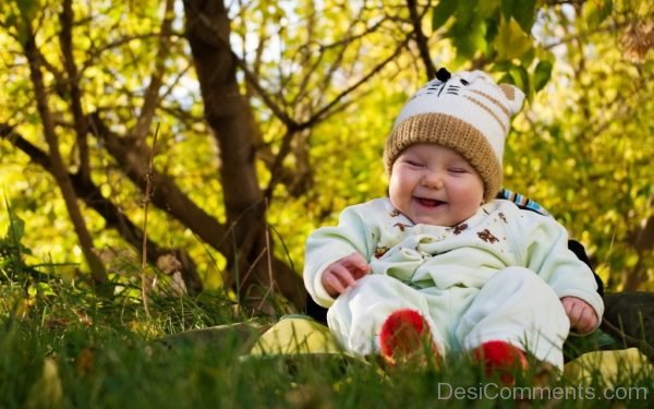 Baby Playing On grass-DC09