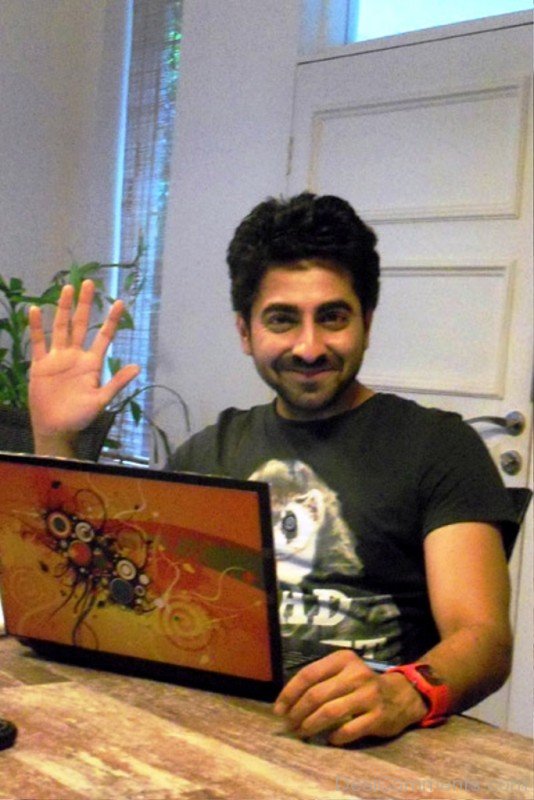 Dc02-Ayushmann Khurrana Showing Hand