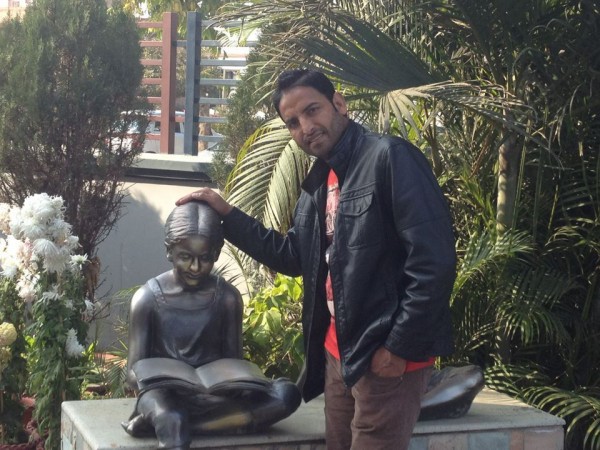 Eknoor Sidhu Posing With A Statue