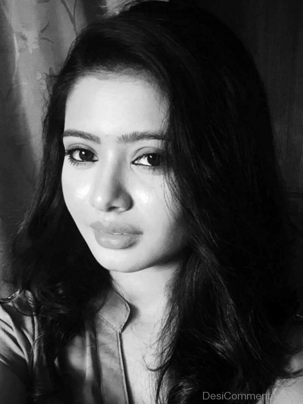 Ena Saha Black And White Picture-DC091