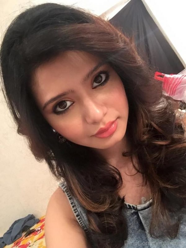 Ena Saha Selfie Photo-DC256