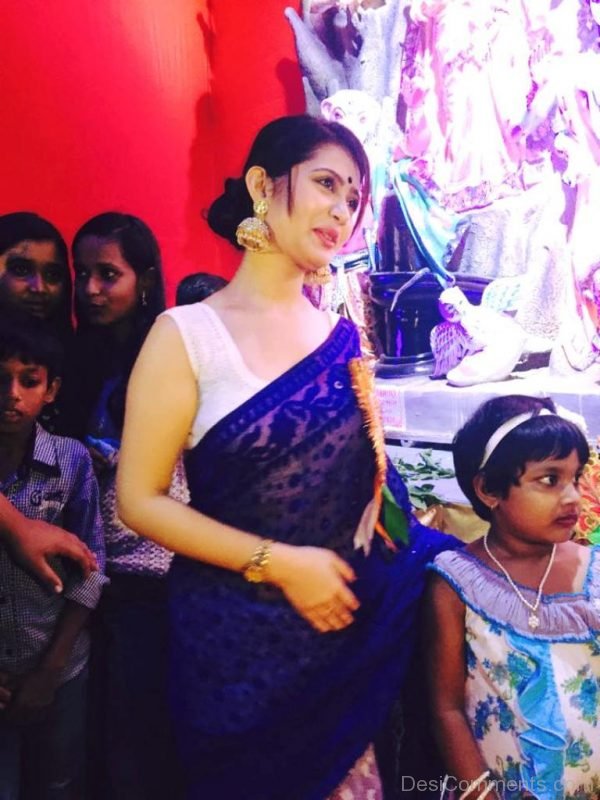 Ena Saha With Children-DC129