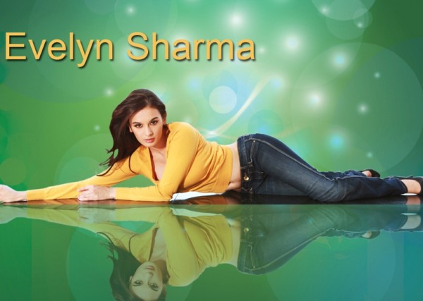 Evelyn Sharma Reflection Wallpaper 