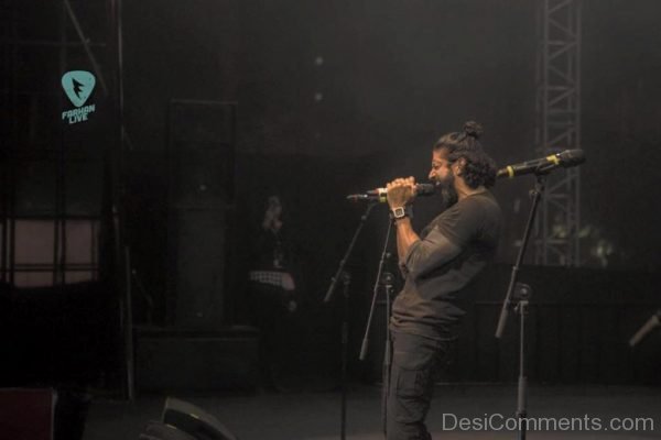 Farhan Akhtar At Live Show-DC012