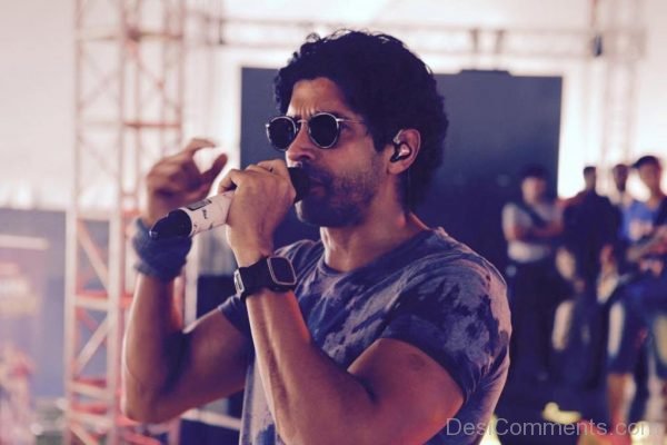 Farhan Akhtar On Mic Pic-DC050