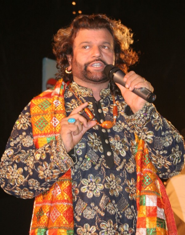 Hans Raj Hans Holding A MIke