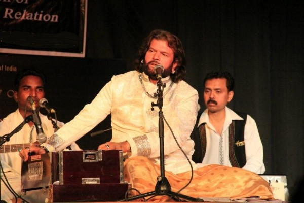 Hans Raj Hans Performing A Stage Show