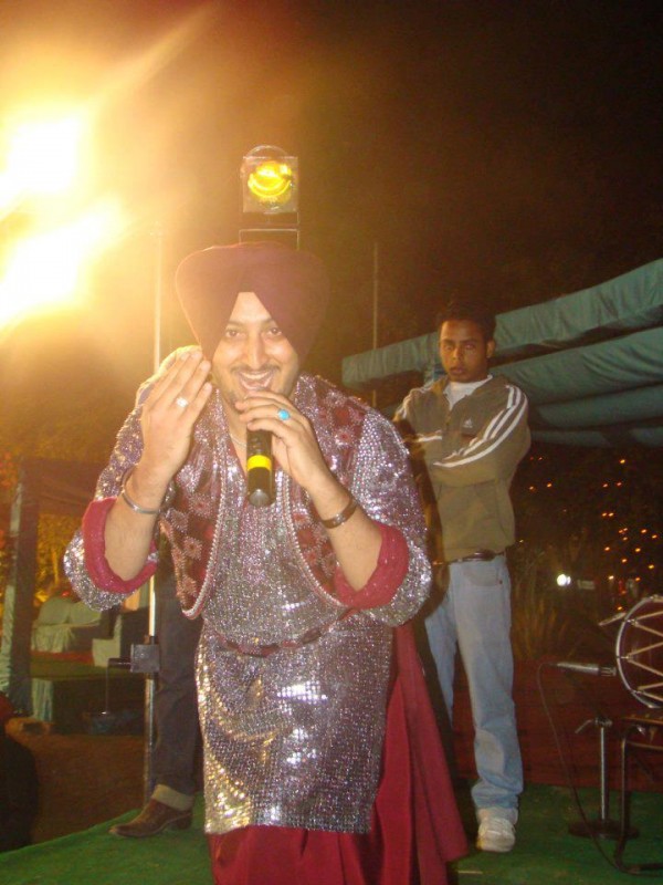 Inderjit Nikku During A Stage Show