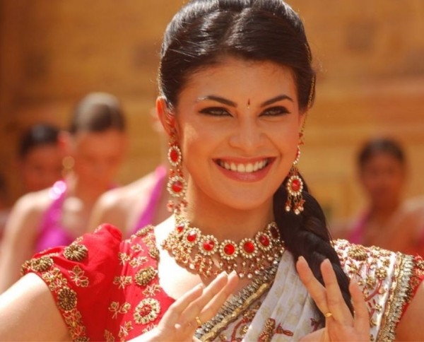 Jacqueline Fernandez Wearing Nice Jewellery