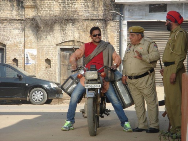 Jagtar Jaggi During A Shooting Scene