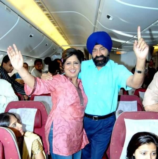 Jaspal Bhatti And Wife Savita Having Fun In Plane