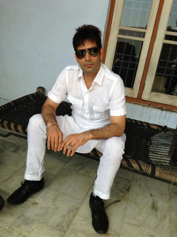 Jssbir Jassi Wearing White Kurta Pajama