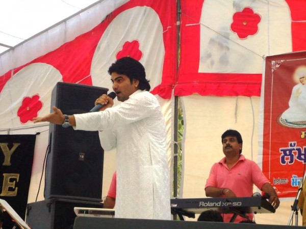 Lakhwinder Lucky During A Stage Show