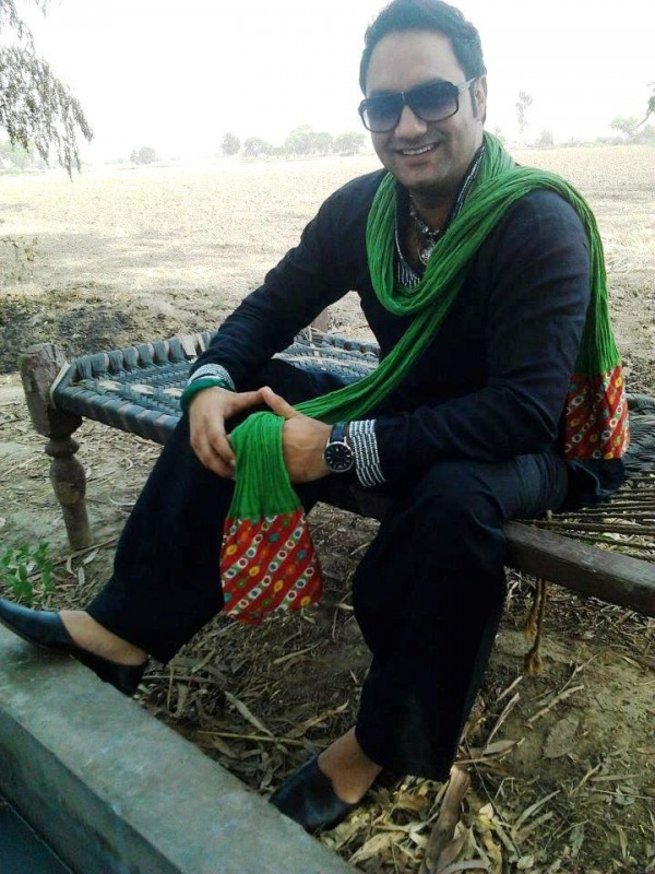 Lakhwinder Wadali Giving A Sitting Pose
