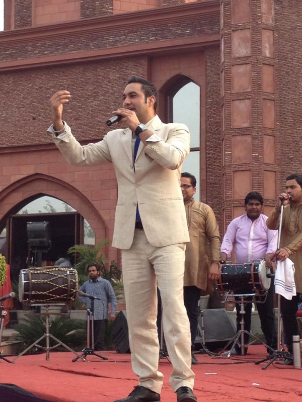 Lakhwinder Wadali Performing A Stage Show 