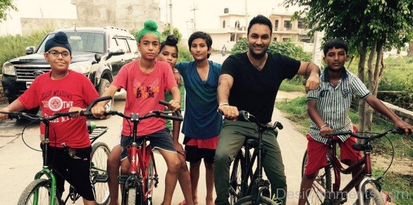 Lakhwinder Wadali With Children