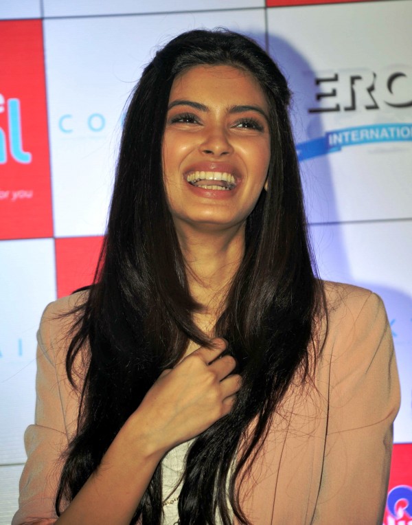 Laughing Diana Penty 