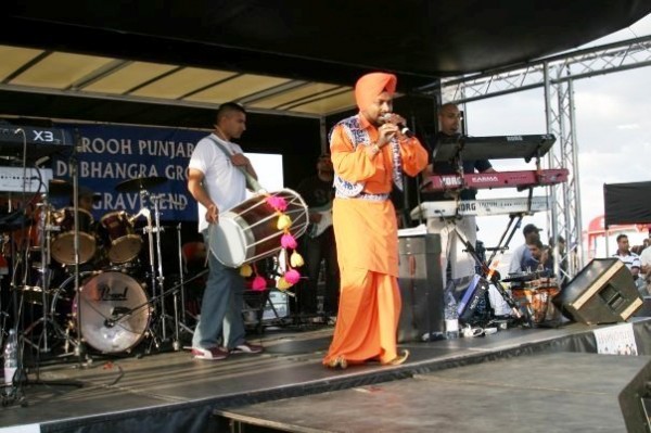 Lehmber Hussainpuri Performing A Stage