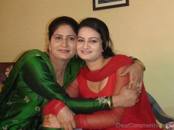Mani Kapoor With Her Mother