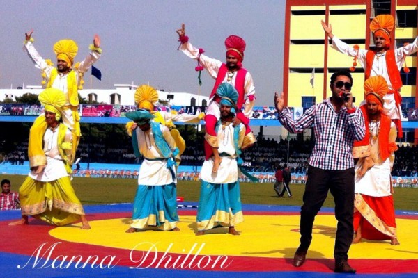 Manna Dhillon Performing On Stage With Bhangra Group