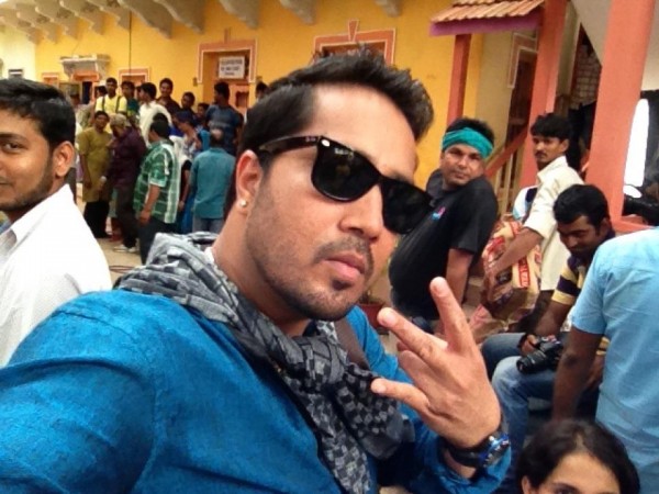 Mika Singh Giving A Pose