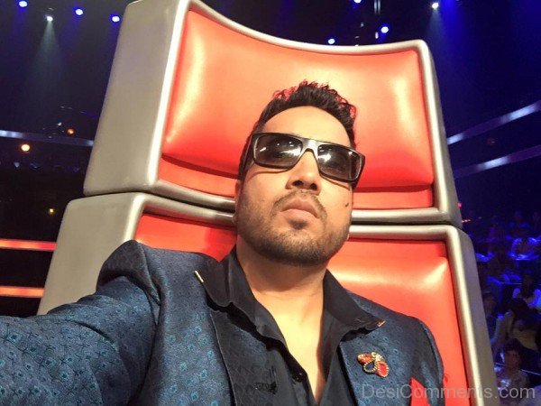 Mika Singh Selfie