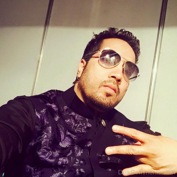 Mika Singh Selfie Image