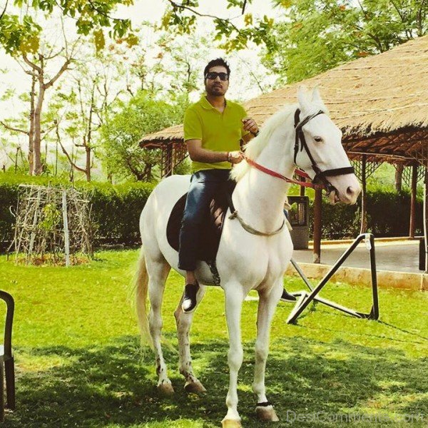 Mika Singh Sitting On Horse